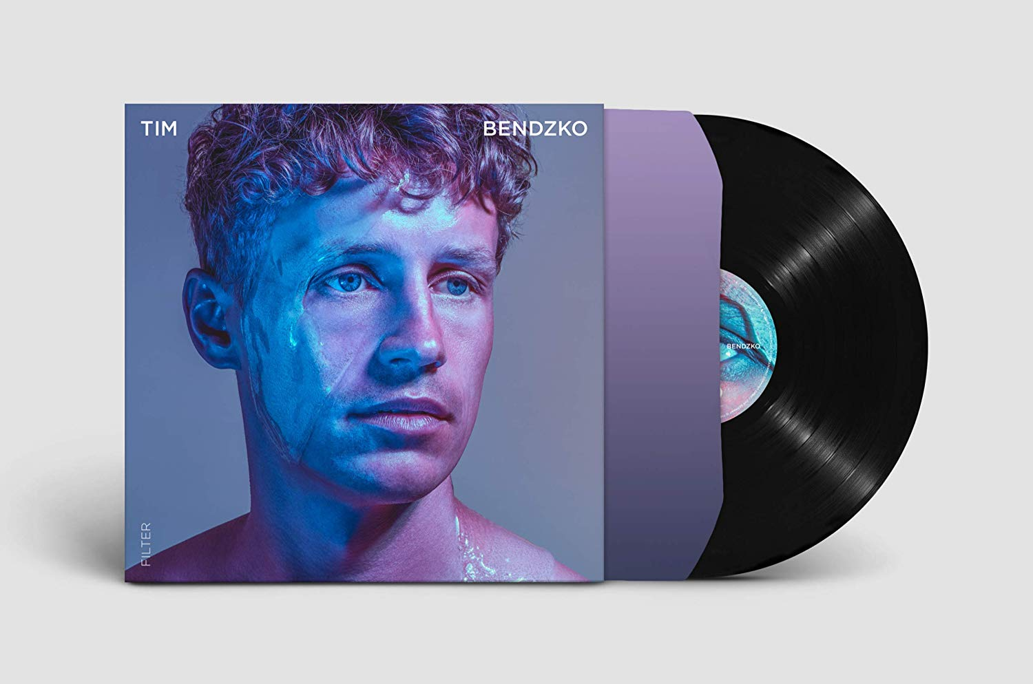 Albumcover mit Mann, Vinyl-Schallplatte und lila Cover. Weißer Hintergrund.