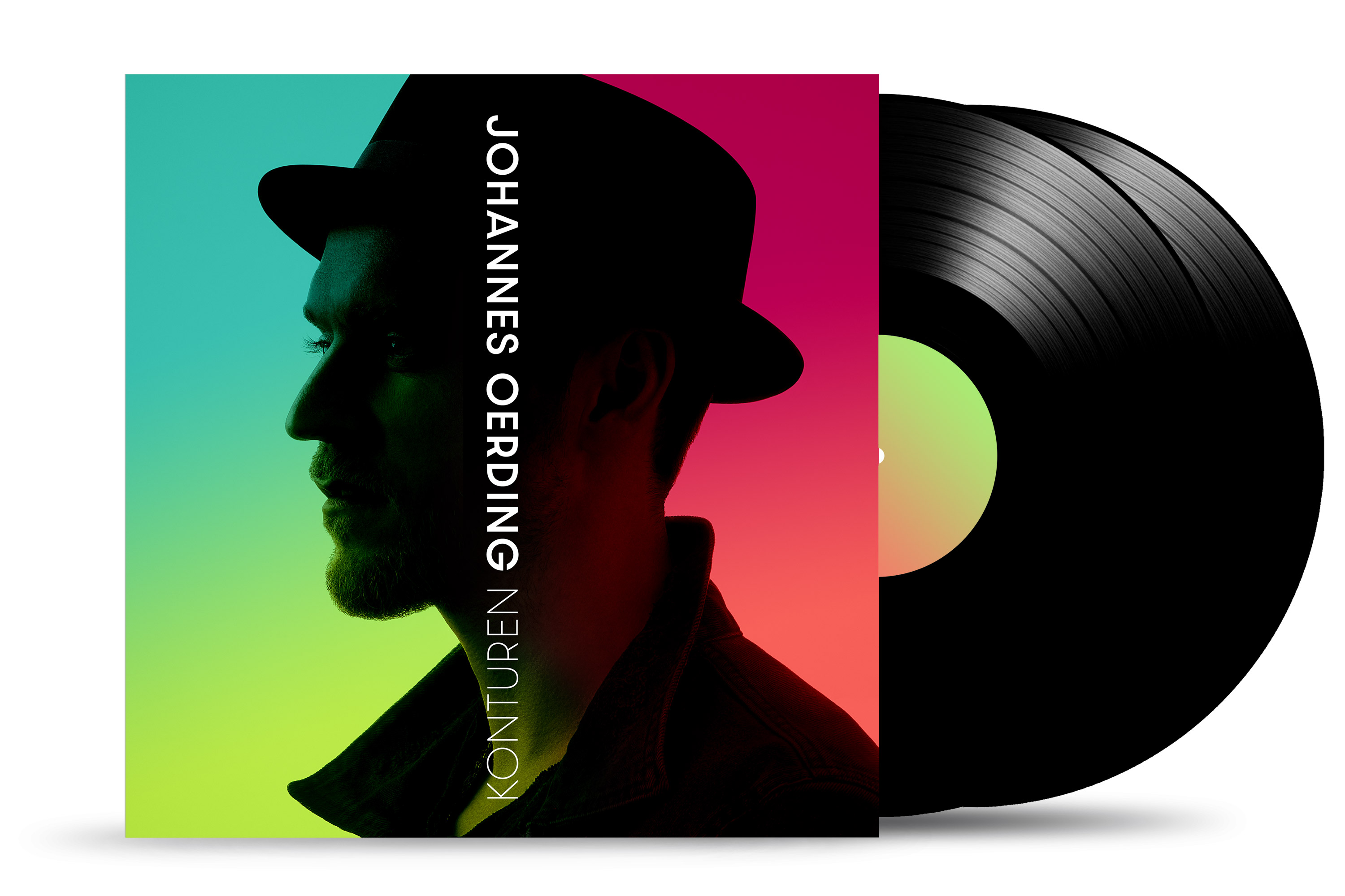 Albumcover mit einem Mann mit Hut und Vinylplatten auf weißem Hintergrund.