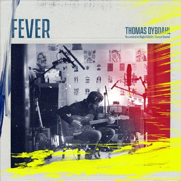 Pochette d'album avec un homme jouant de la guitare dans une pièce avec des micros et le titre 'FEVER'.