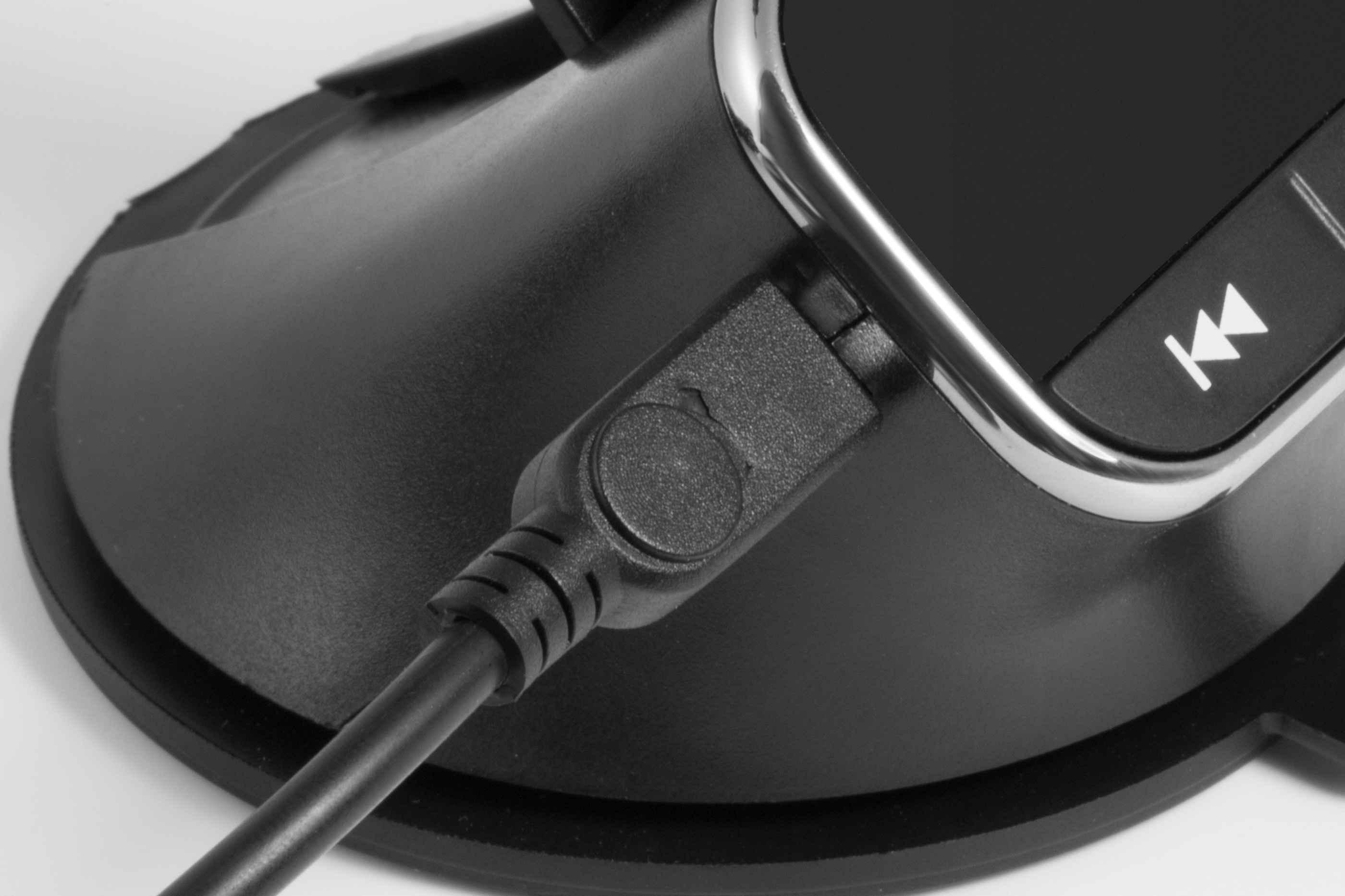TECHNAXX FMT1200BT Transmitter mit wireless Ladefunktion