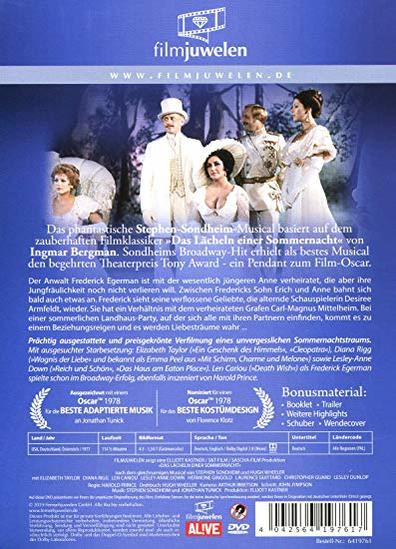 DVD-Rückseite mit Text und Bildern, zeigt eine Gruppe von Menschen in historischen Kostümen.