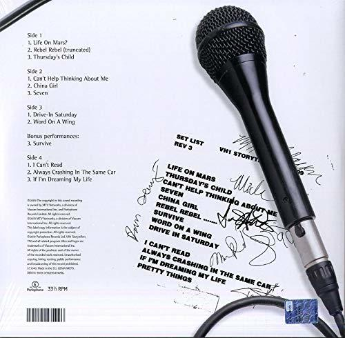 Ein Mikrofon auf weißem Hintergrund mit einer Songliste. Unterschriften und der Name des Künstlers sind sichtbar.