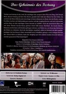 Rückseite einer DVD mit Text und Bildern, mehreren Personen und etwas Text in einer Fremdsprache.