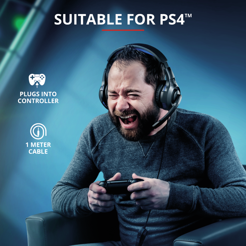 Oyun oynayan adam, kulaklık takıyor ve kontrol cihazı tutuyor. Metin: PS4 için uygundur.