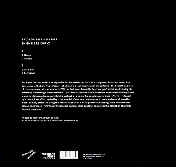 Fond noir avec texte blanc. Le texte comprend l'artiste, le titre de l'album et les détails. Les logos sont en bas à gauche.