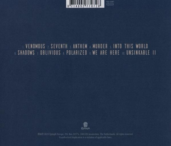 Die Rückseite einer CD, dunkelblau, mit einer Liste von Titeln in Weiß und einem Logo.