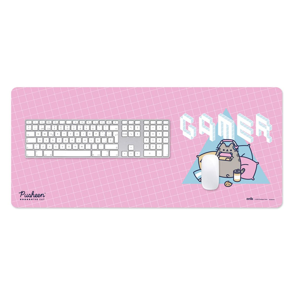 Rosa Mousepad mit Tastatur und Maus, plus einer Pusheen-Katzen-Illustration und dem Wort 'Gamer'.