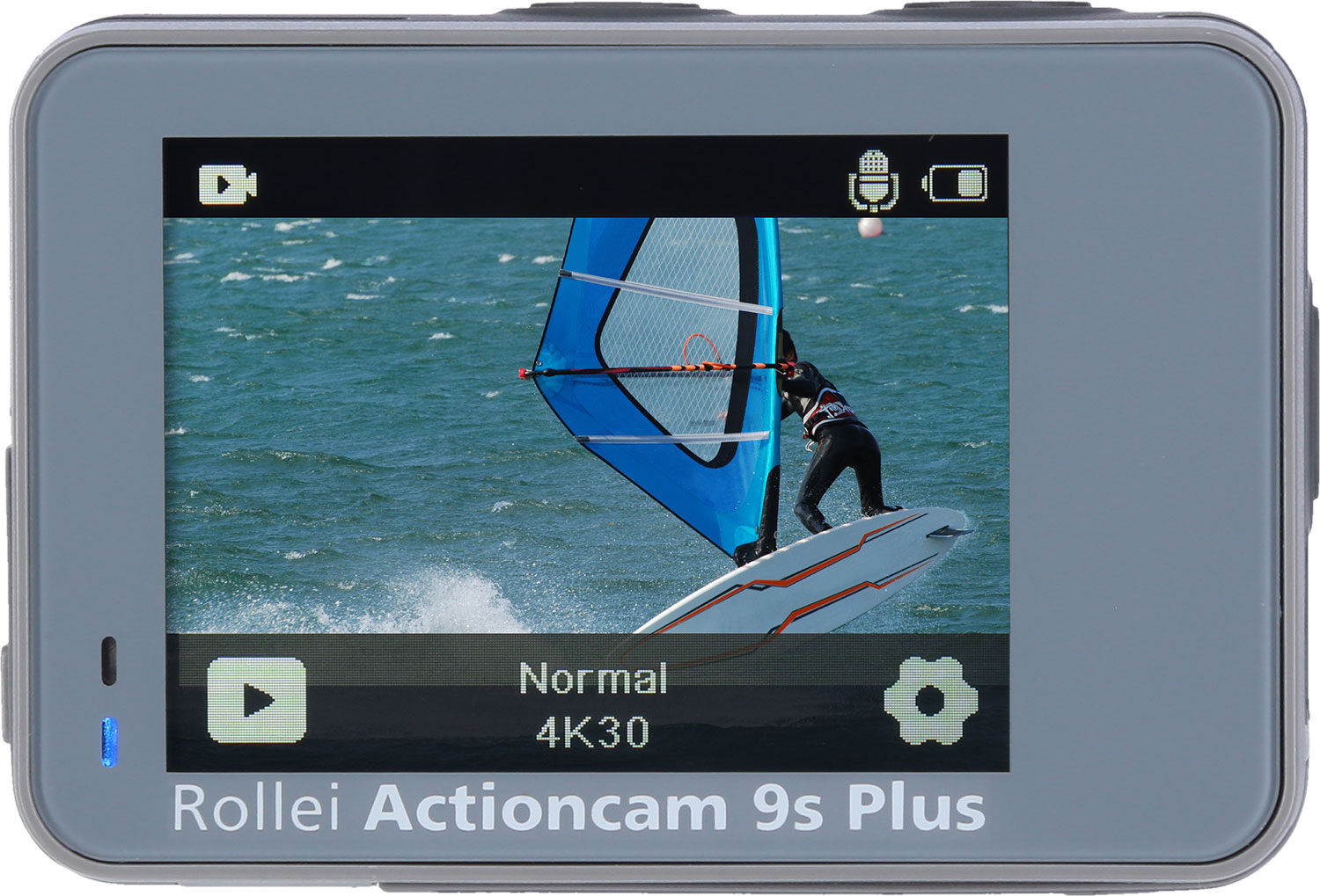 Actiecamerascherm met een windsurfer op het water.