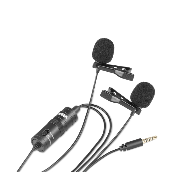 Twee dasspeldmicrofoons. Zwart met schuimhoezen en een connector.