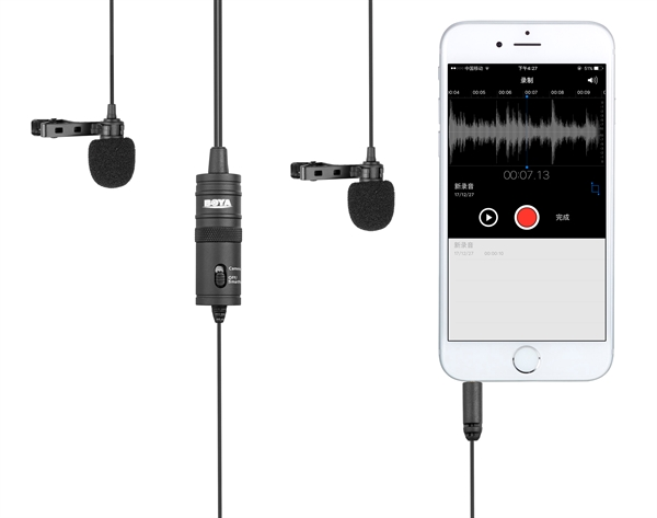 Microfoons aangesloten op een smartphone. Telefoon toont opname-interface. Drie microfoons zichtbaar.