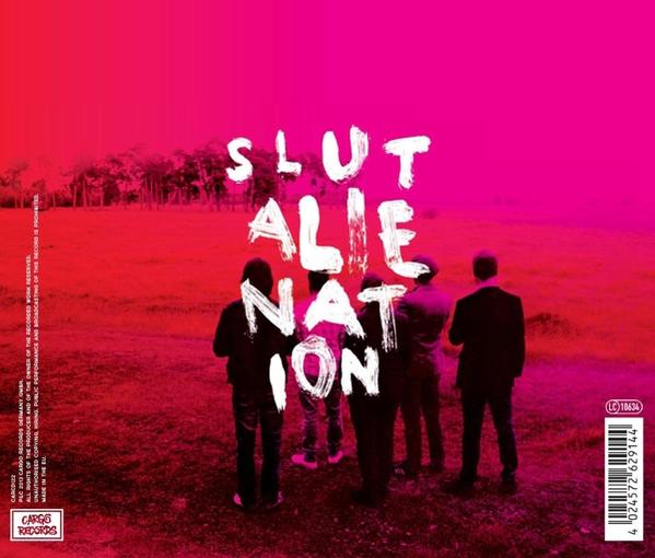 Albumcover mit der Band SLUT und den Worten ALIEN NATION, rosa Hintergrund.