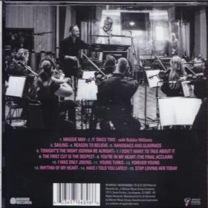 CD hátlapja, egy élő zenekar játszik. A dalkészlet bal oldalon, a zenekarok nevei pedig lent vannak felsorolva.