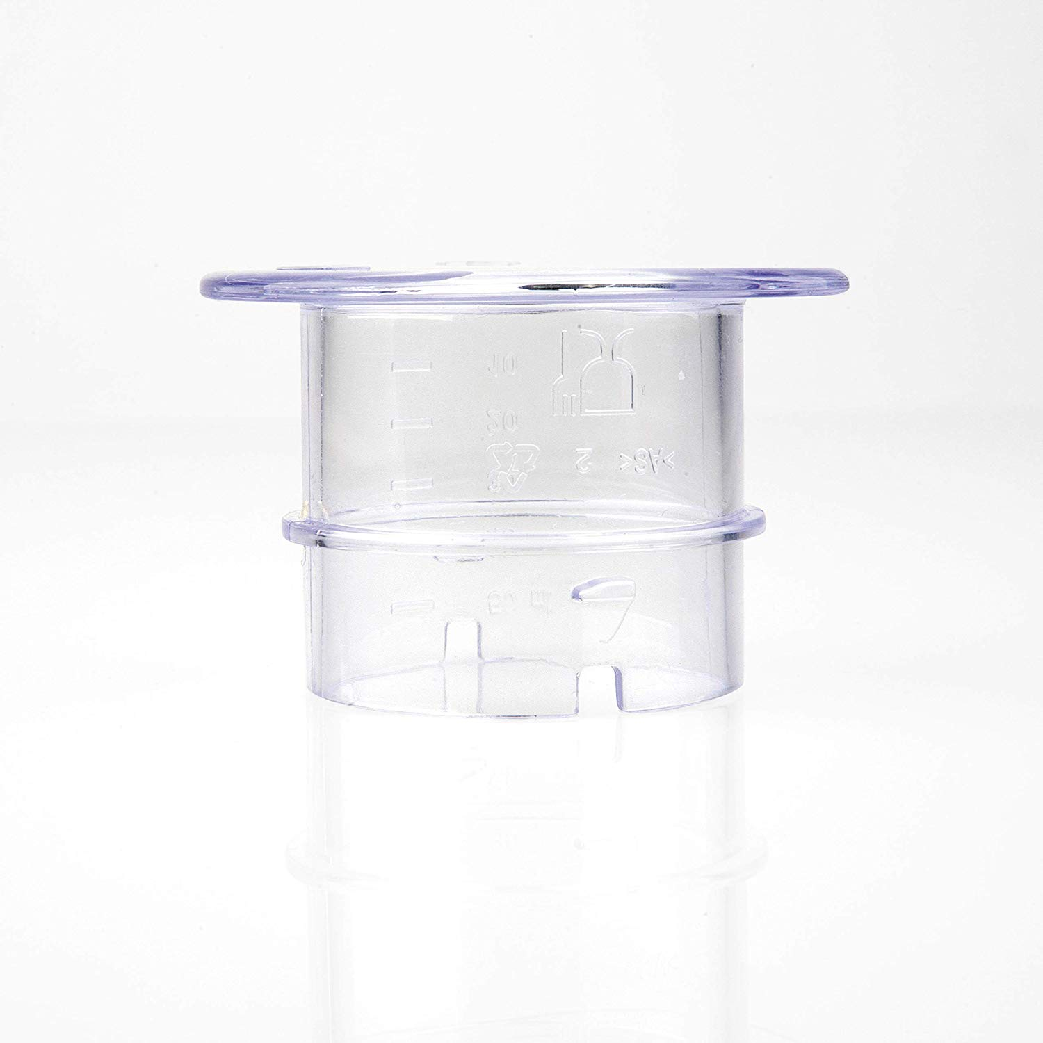 Una taza medidora de plástico transparente con marcas y un borde ancho.