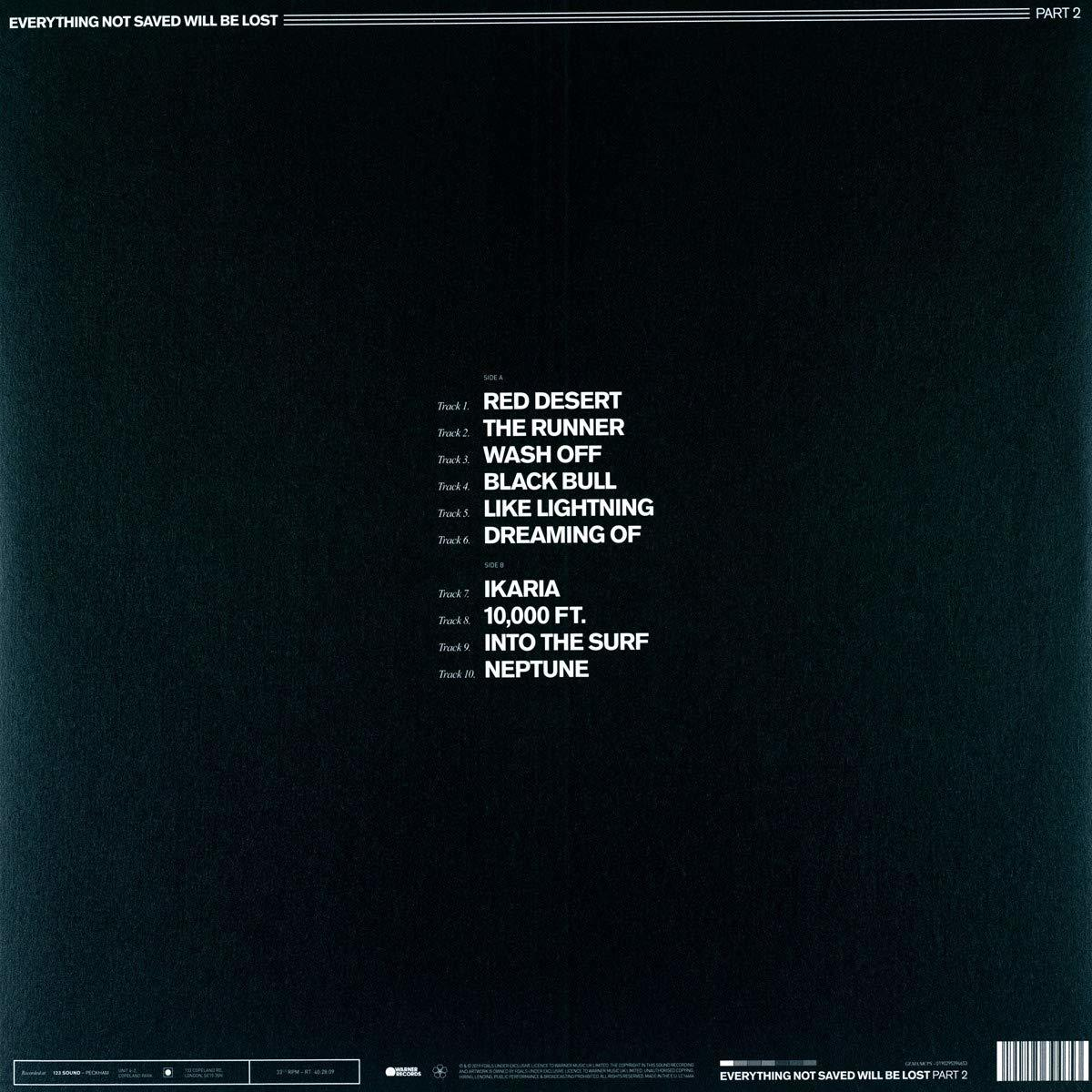 De achterkant van een muziekalbum. Het bevat een tracklist, titel en artiestennaam op een donkere achtergrond.