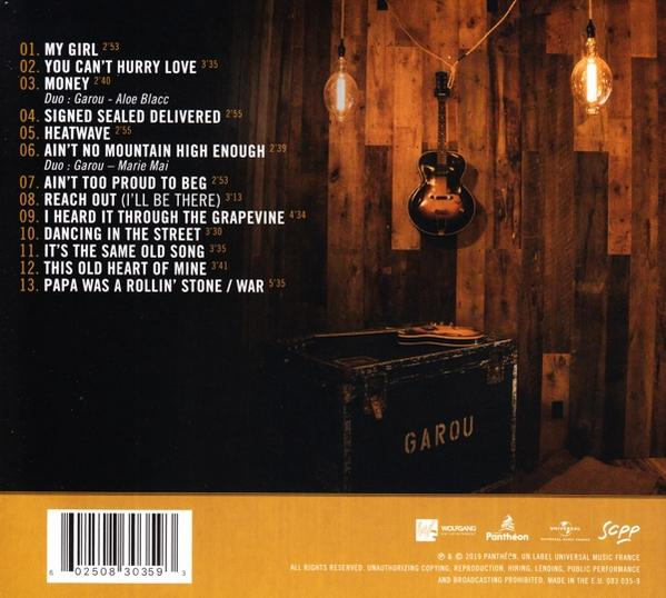 Dos d'un CD de Garou. Liste des titres et un fond en bois avec une guitare et des lumières visibles.