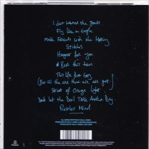 Egy zenei album hátlapja, kézzel írt dalcímekkel sötétkék háttéren.