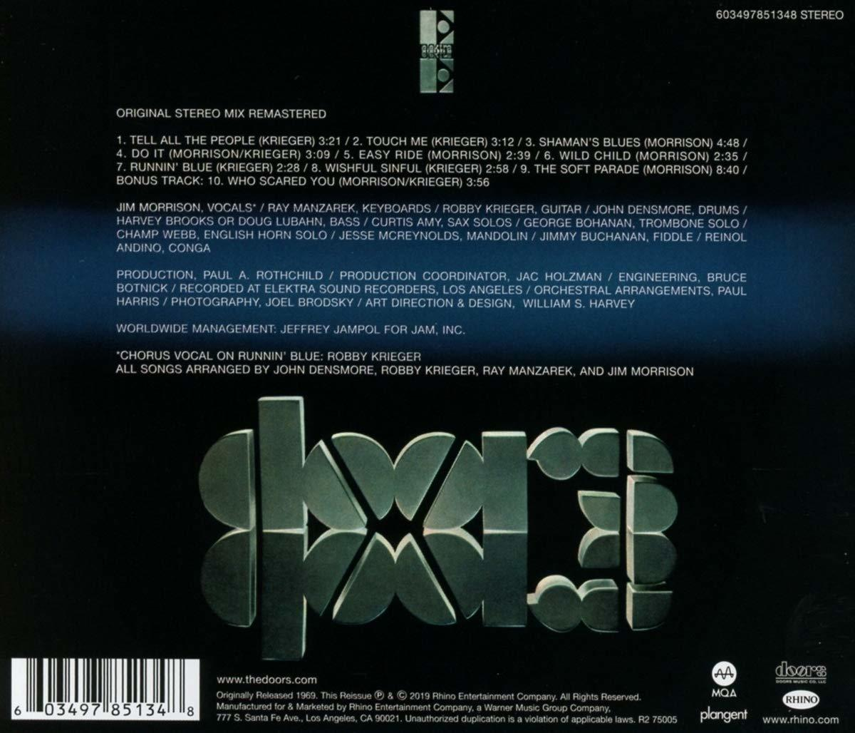 Pochette de CD avec texte et logo. Image d'un groupe en studio.