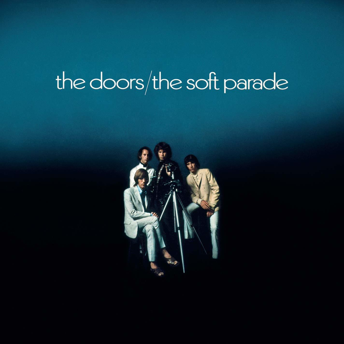 Membres du groupe, quatre hommes debout. Texte : the doors/the soft parade.
