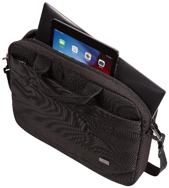 Bolsa negra para portátil con tableta y portátil dentro, vista en ángulo.
