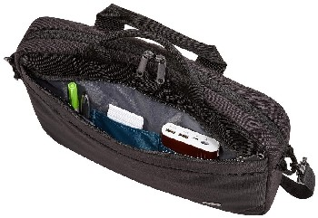 Bolso negro con cremallera abierta. Dentro hay bolígrafos, un cargador móvil y algunos papeles.