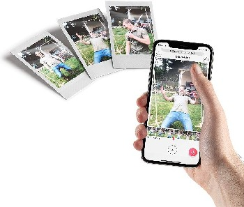 Mano sosteniendo un teléfono inteligente con fotos. Varias fotos instantáneas están junto al teléfono.