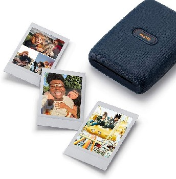 Fotos Polaroid y una funda de cámara Instax azul oscuro sobre fondo blanco.