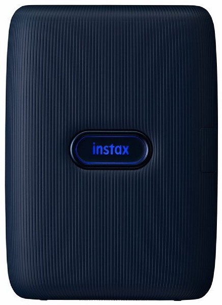 Impresora instax azul oscuro con logo instax. Líneas verticales en la superficie.