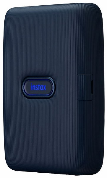 Una impresora Instax azul oscuro con un botón de encendido azul. La superficie tiene ranuras para agarre.