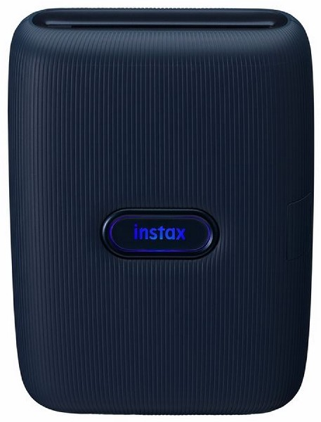 Impresora Instax azul oscuro con la palabra 'instax' iluminada en azul.