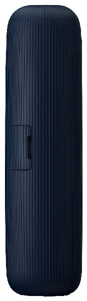 Objeto cilíndrico, acanalado, azul oscuro con un pequeño panel hundido, sobre fondo blanco.