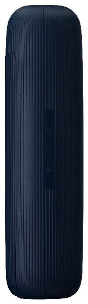 Estuche cilíndrico azul oscuro con líneas verticales y una abertura lateral. Texto en el lateral.