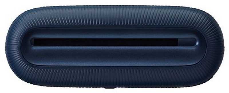 Un dispositivo azul marino con una ranura. Tiene una forma rectangular con una superficie texturizada y una abertura negra.
