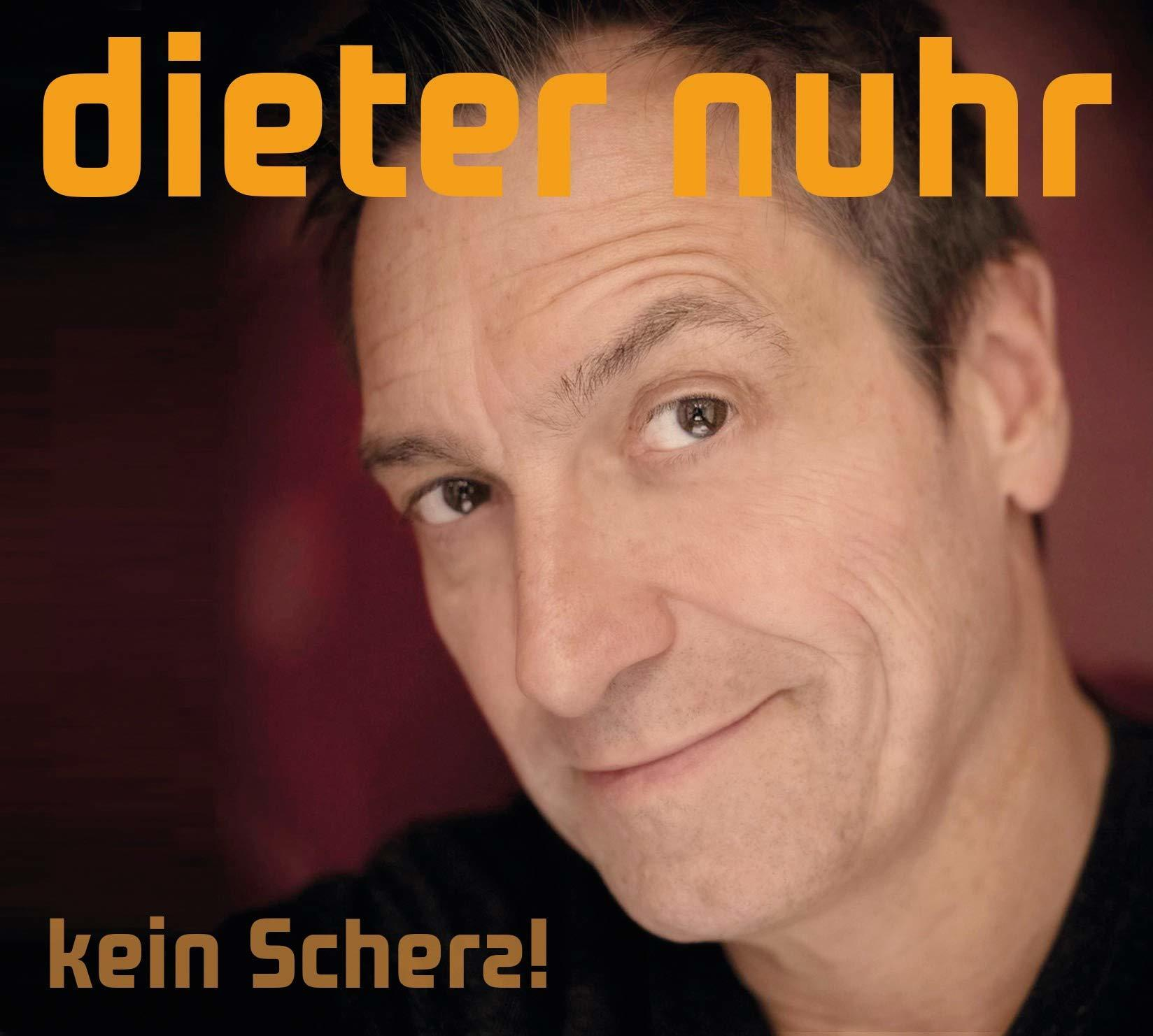 Albumcover von Dieter Nuhr. Nahaufnahme seines Gesichts, Text lautet 'dieter nuhr' und 'kein Schera!'.