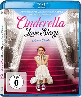 Filmcover von Cinderella Love Story. Eine Frau in einem weißen Kleid sitzt auf Stufen. Der Titel ist kursiv geschrieben.