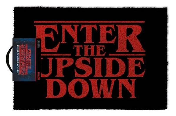 Alfombra temática de Stranger Things con el logo y texto de la serie.