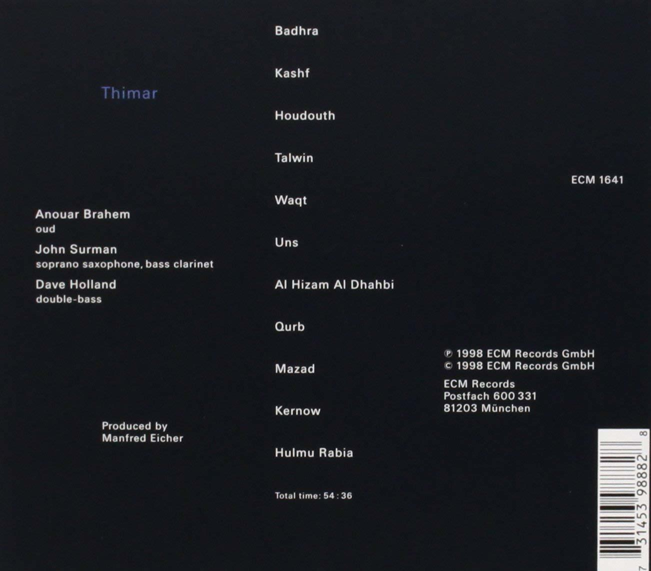 CD-Cover mit Titelliste, Künstlernamen und Credits auf dunklem Hintergrund.