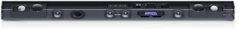 Barra de sonido negra con altavoces. Tiene una pantalla que muestra 'ATMOS'. Acentos plateados y superficie blanca.