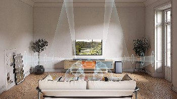 Una escena de sala de estar con un televisor, barra de sonido y sofá. Las ondas de sonido se visualizan en la habitación.