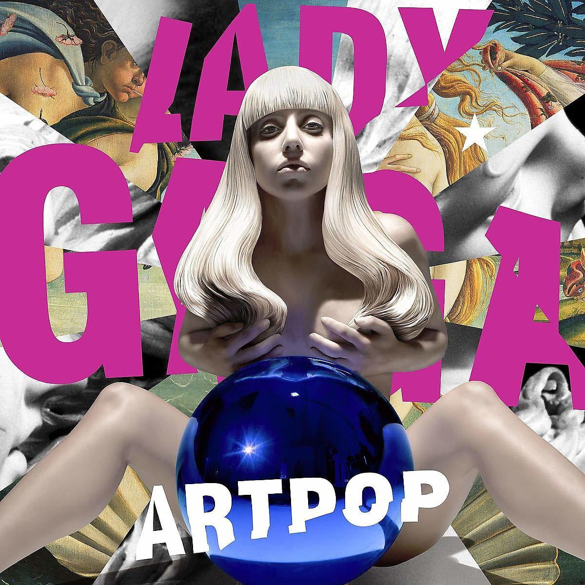 Lady Gaga szőke hajjal, a mellkasánál fogva, és egy kék gömb a kép közepén.