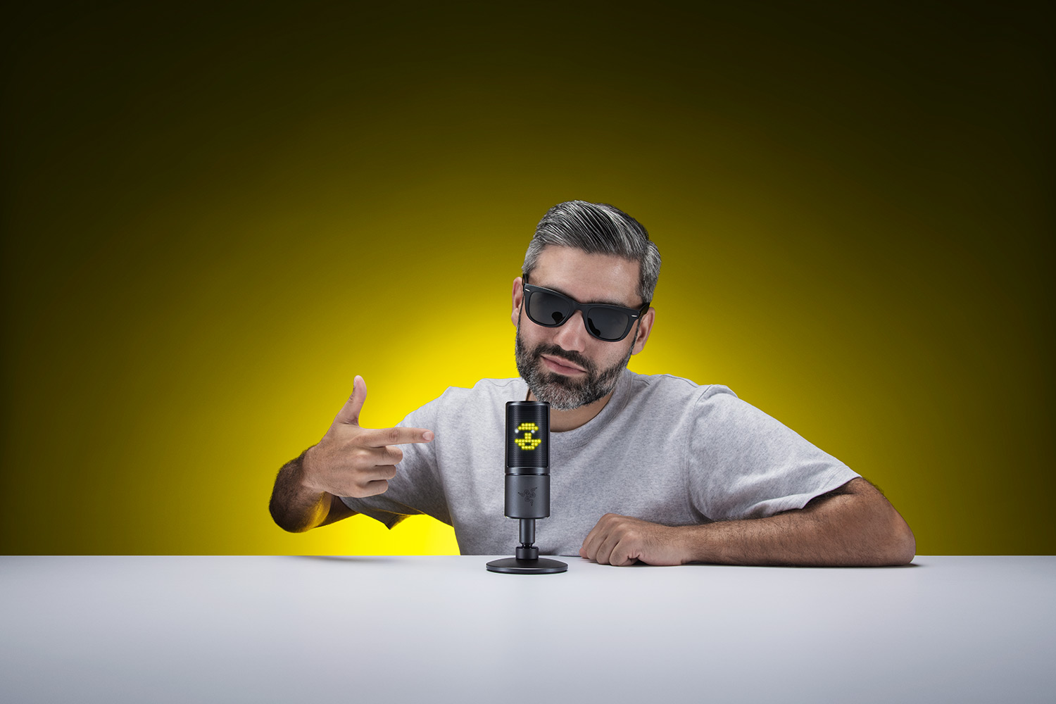 RAZER Microphone Streaming gamer Seiren Emote (RZ19-03060100-R3M1)