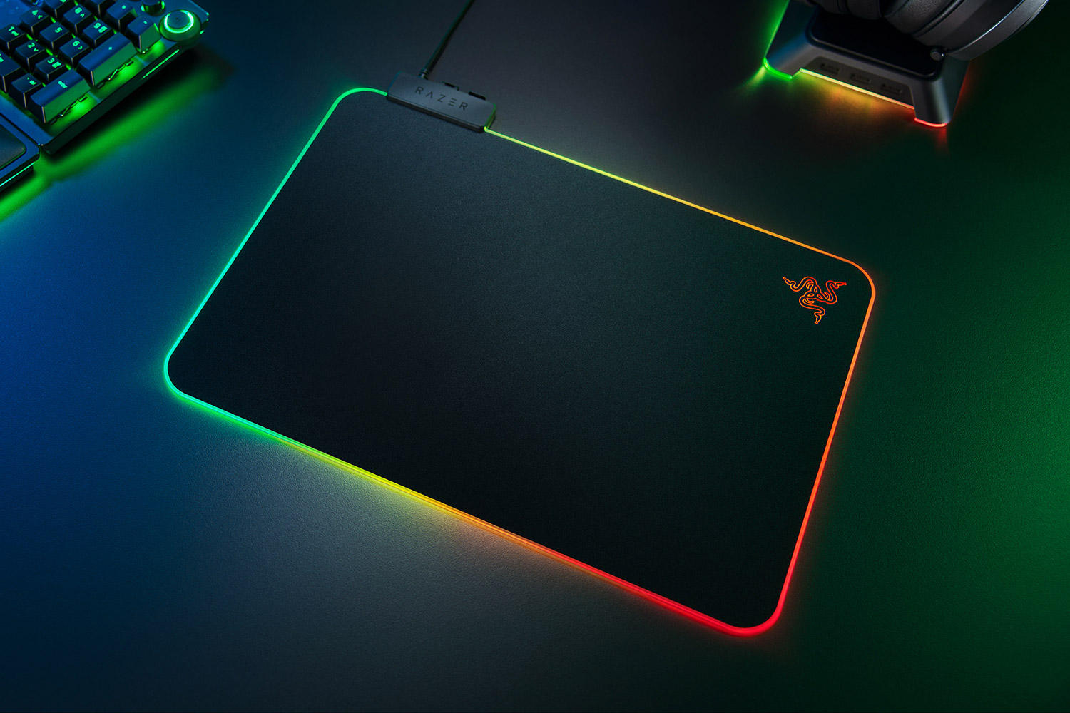 Tapis de souris de jeu avec logo Razer et éclairage de bord coloré.