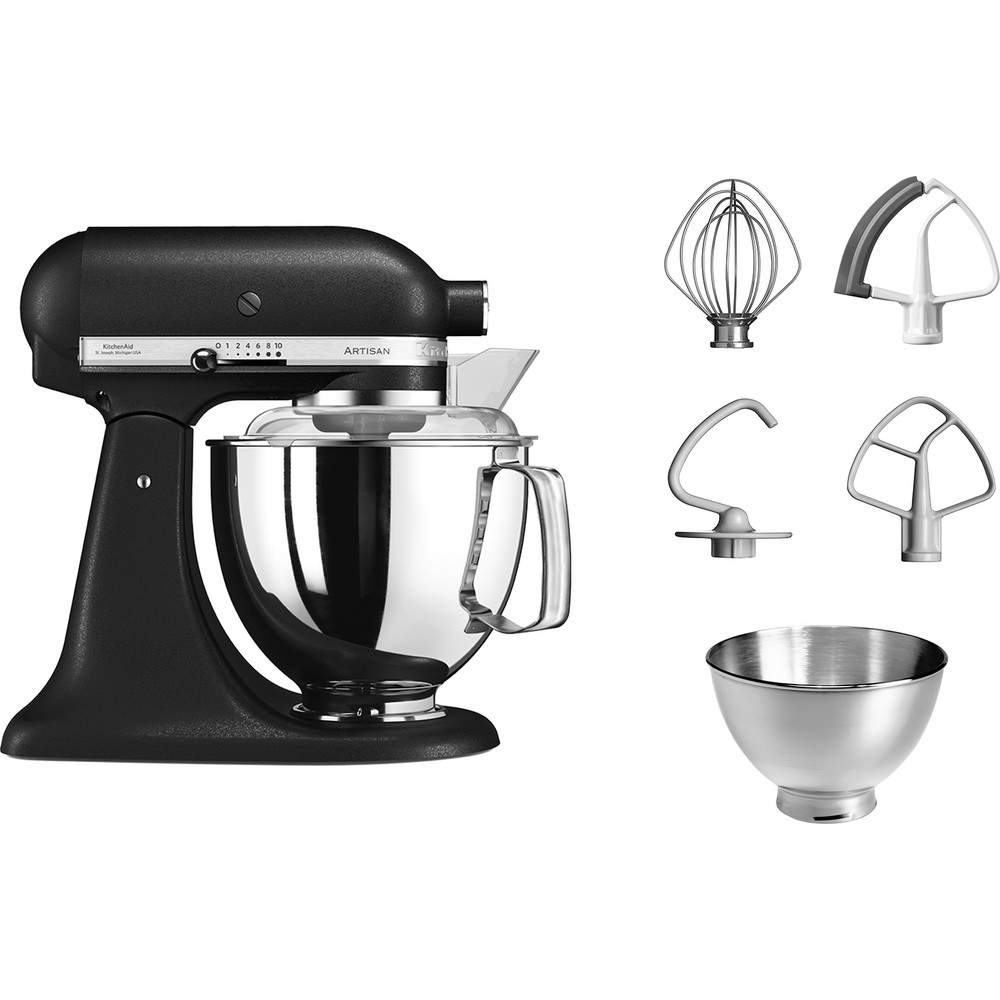 Schwarzer KitchenAid-Mixer mit Aufsätzen und einer Edelstahlschüssel. Weißer Hintergrund.