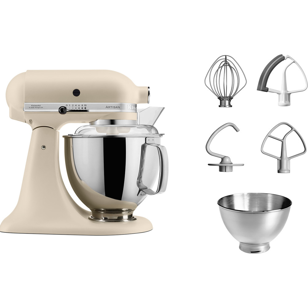 Ein cremefarbener KitchenAid-Küchenmixer mit Zubehör: Schneebesen, Knethaken, Flachrührer und Schüssel auf weißem Hintergrund.