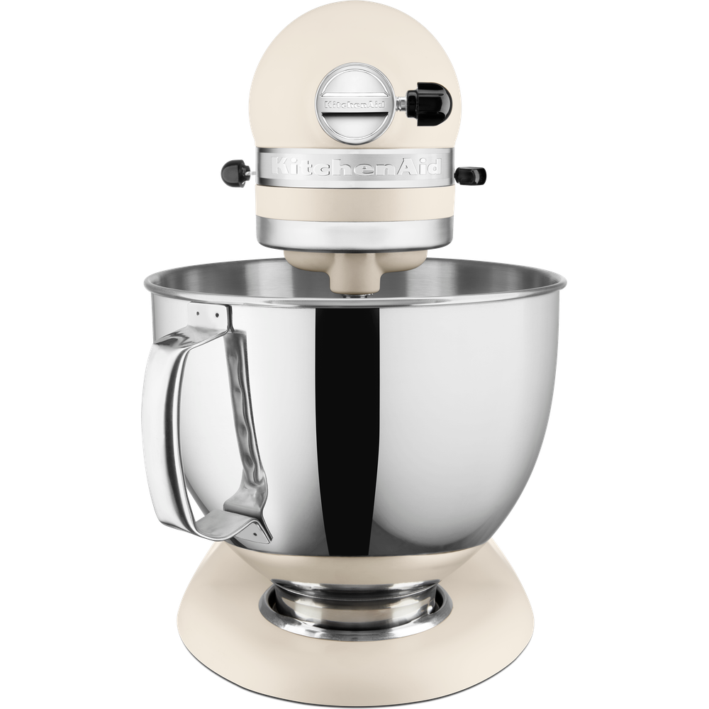 Ein cremefarbener KitchenAid-Küchenmixer mit einer Edelstahlschüssel. Der Mixer hat einen schwarzen Hebel und steht vor schwarzem Hintergrund.