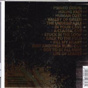 Album-Rückseite mit goldenen Songtiteln auf strukturiertem, dunklem Hintergrund.