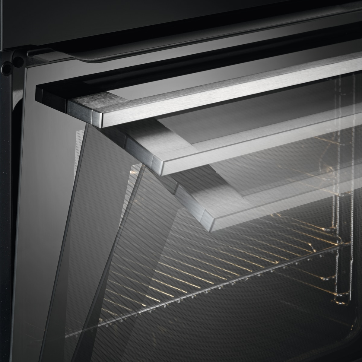Interior del horno con estantes deslizantes. Puerta de cristal con detalles metálicos.