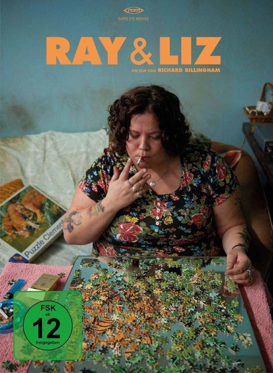 Filmposter: eine Frau raucht eine Zigarette, macht ein Puzzle. Der Film heißt "Ray & Liz."