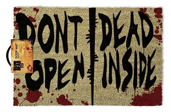 Alfombra de puerta con el logo de The Walking Dead. Salpicaduras de sangre roja y las palabras: DON'T OPEN DEAD INSIDE.
