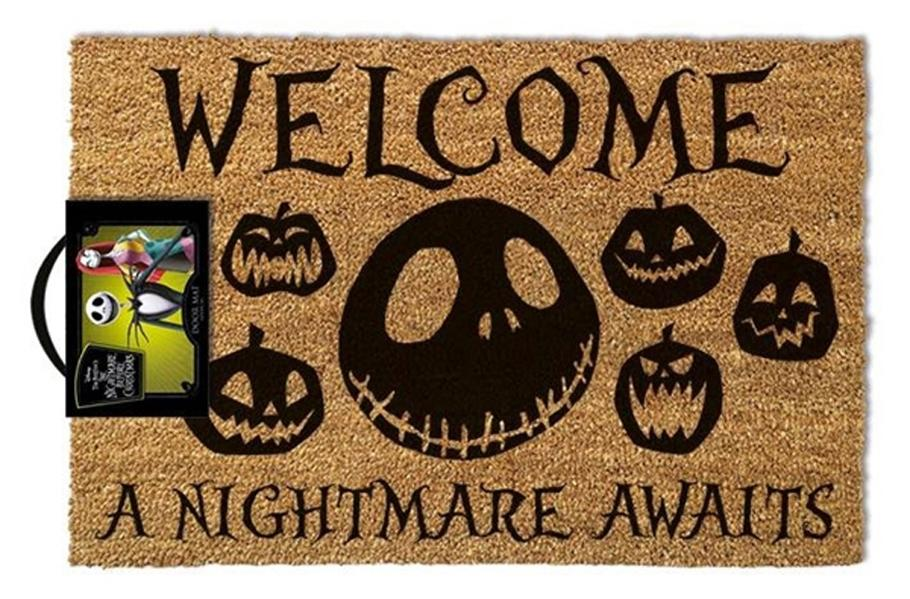Felpudo con "Bienvenido" y "Una pesadilla espera" con la cara de Jack Skellington y calabazas.