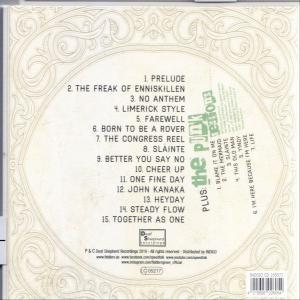 Rückseite einer CD-Hülle mit Songtiteln, Interpretenangaben und einem grünen Logo.